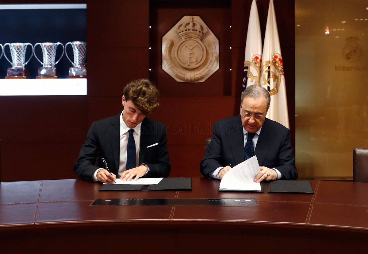 أودريوزولا  ورئيس ريال مدرلايد خلال توقيع العقود