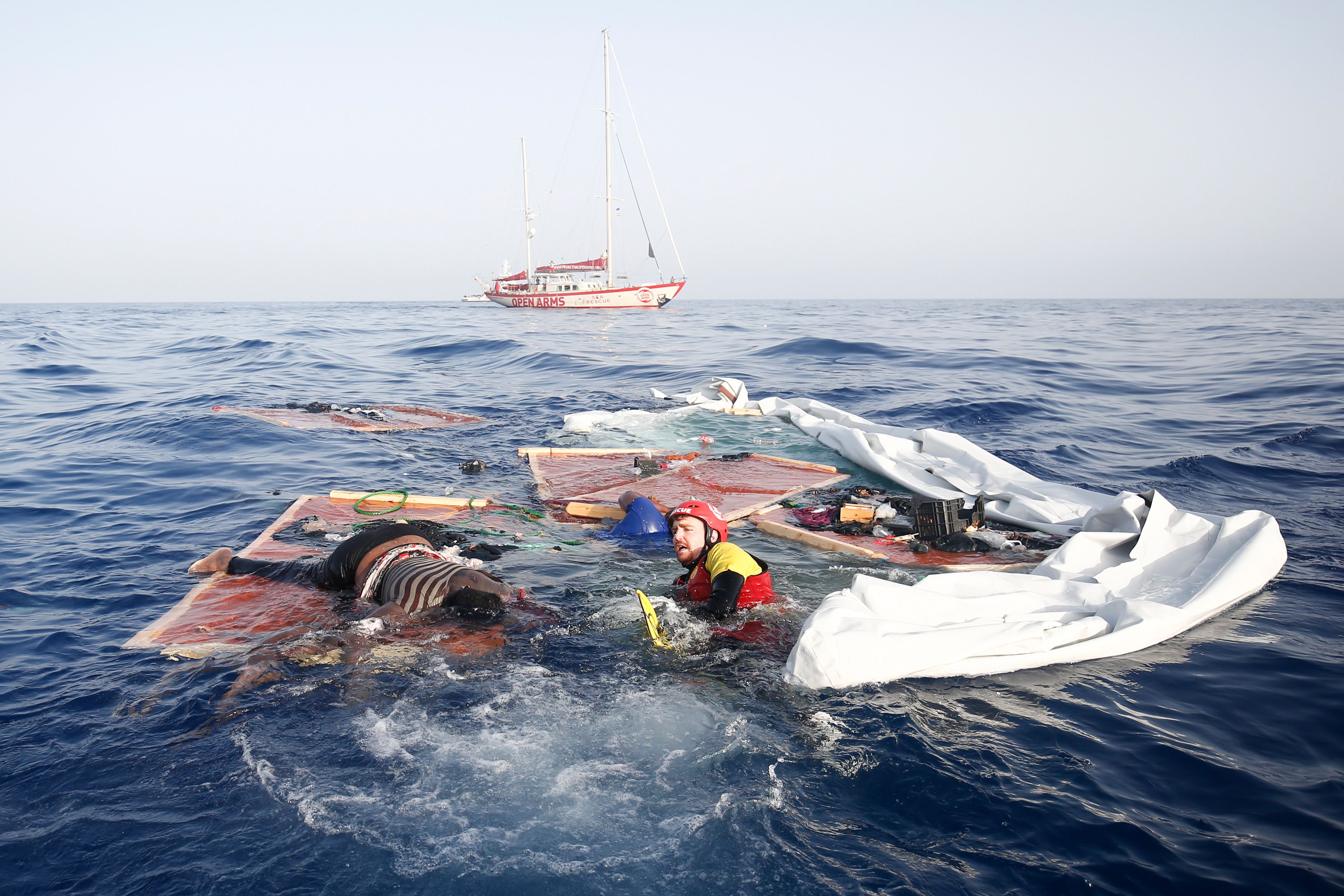 البحرية الإسبانية تنقذ مهاجرين 