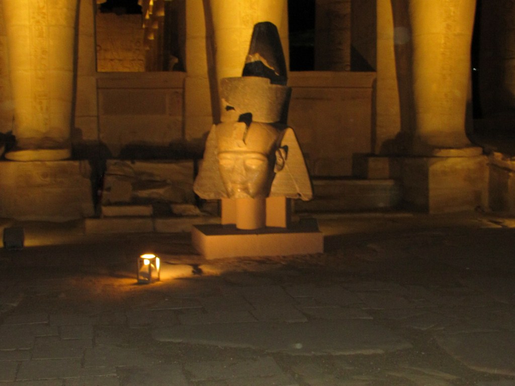  جانب من إضاءة التماثيل في معبد الرمسيوم
