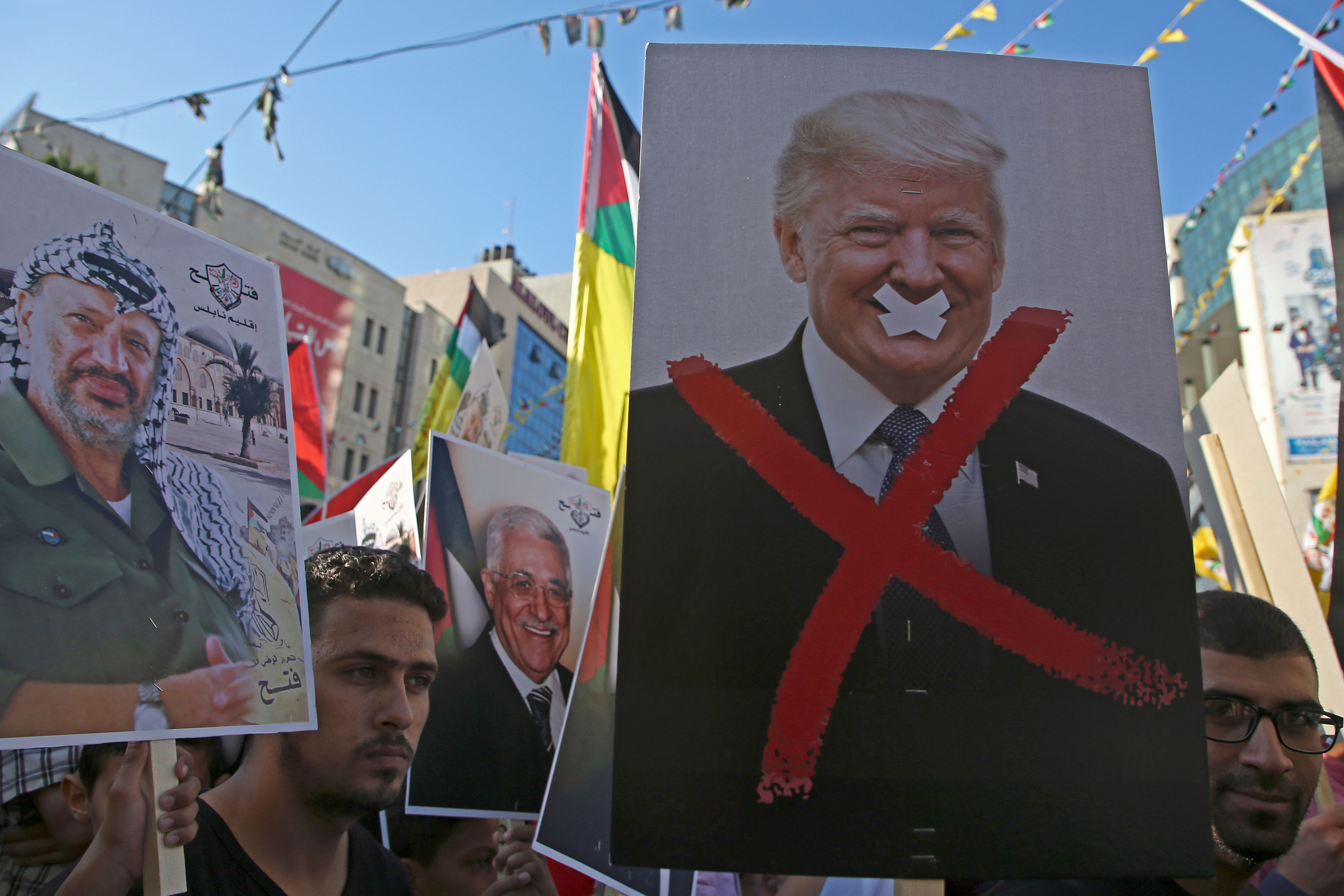 لافتات معارضة للرئيس الأمريكى دونالد ترامب 