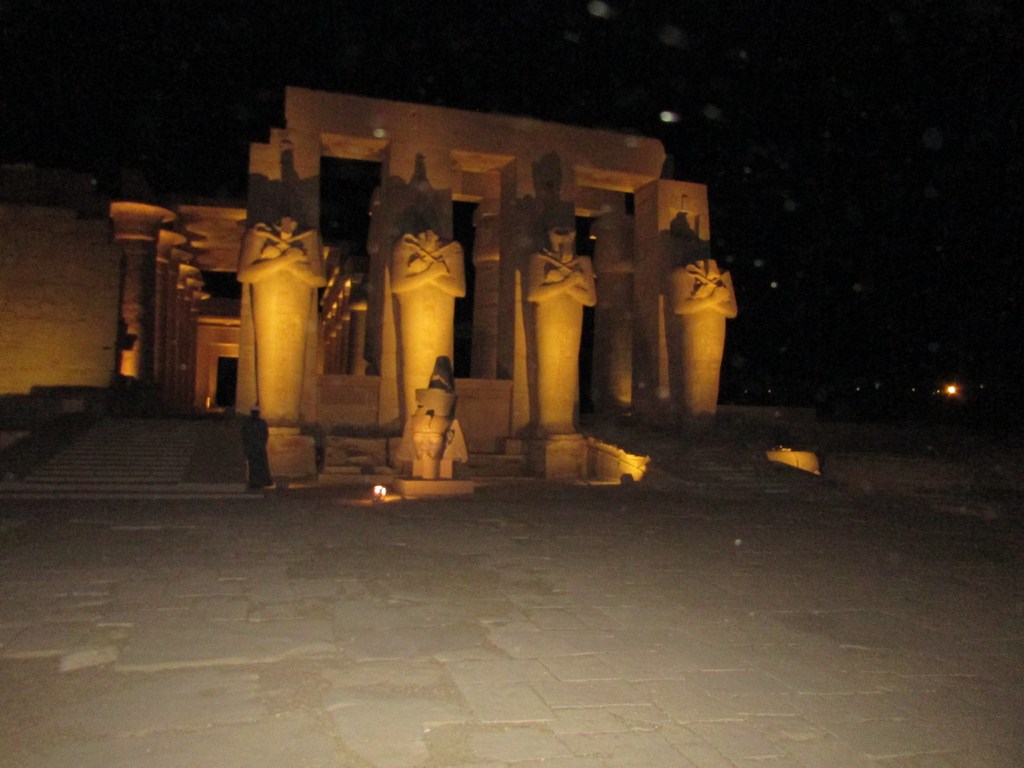     معبد الرمسيوم خلال مشروع الإضاءة الليلية