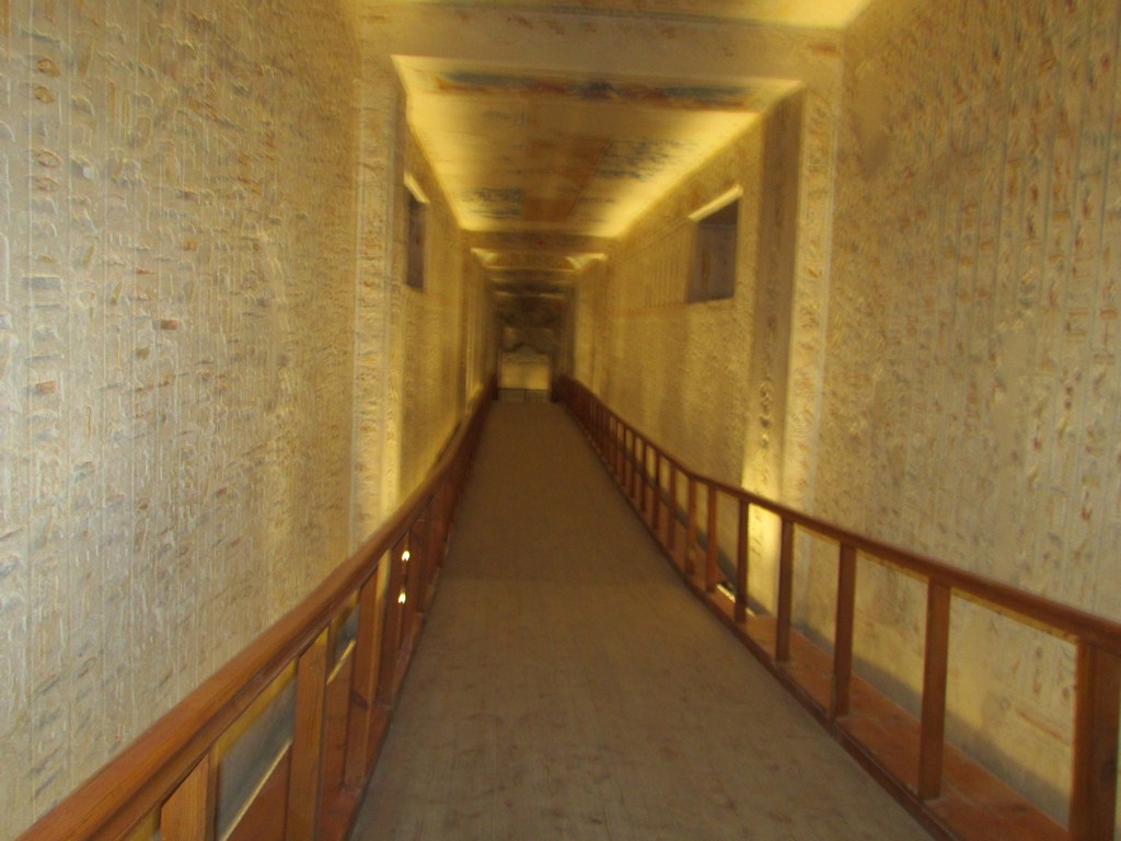    مقابر الاقصر تدخلها الإضاءة الليلية لخدمة السياح