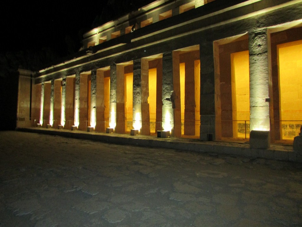     جانب من اضاءة معبد الملكة حتشبسوت بالاقصر
