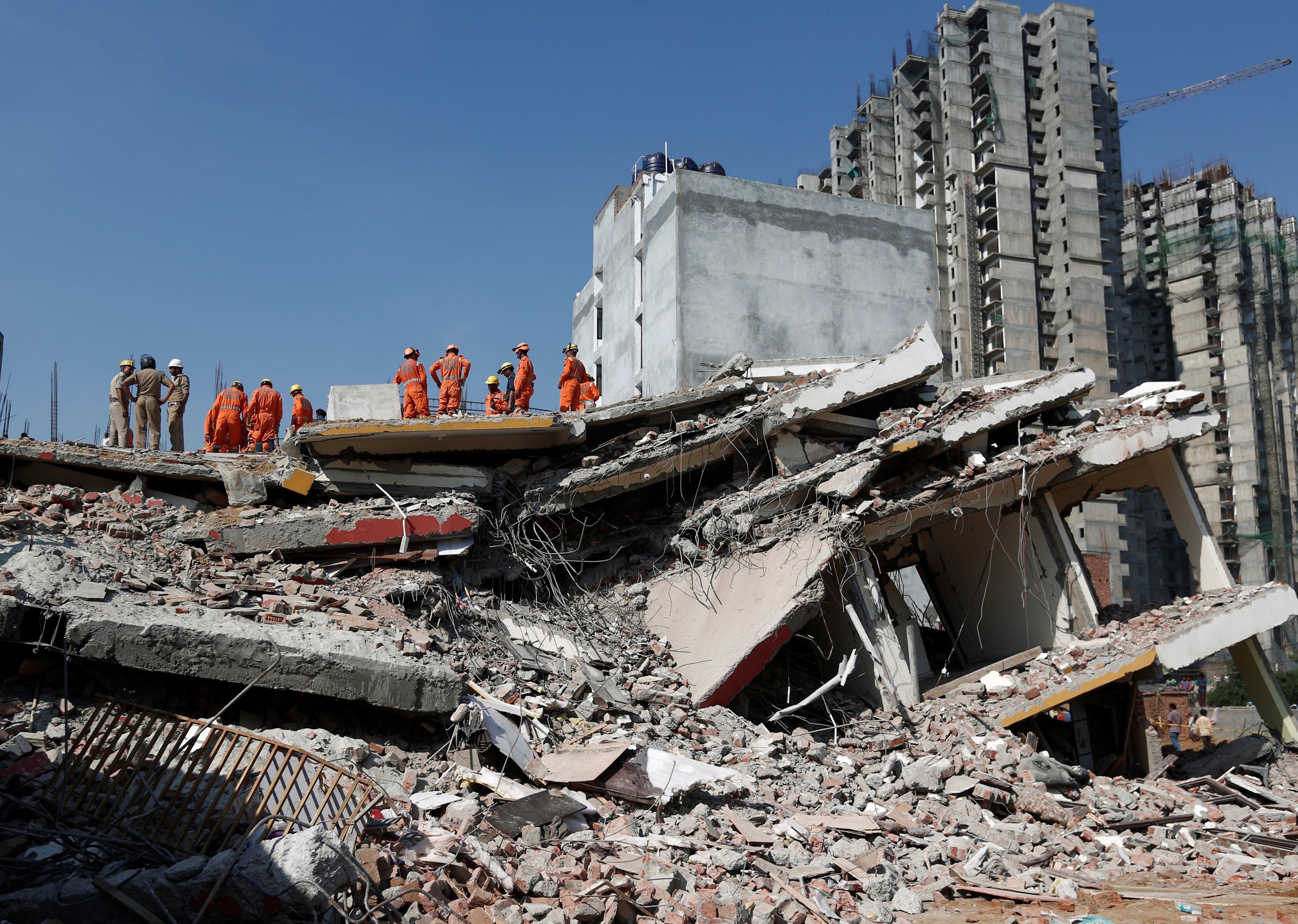 Что был сильно разрушен. Обрушение здания в Корее в 1995 году. Обломки здания. Разрушение зданий и сооружений.
