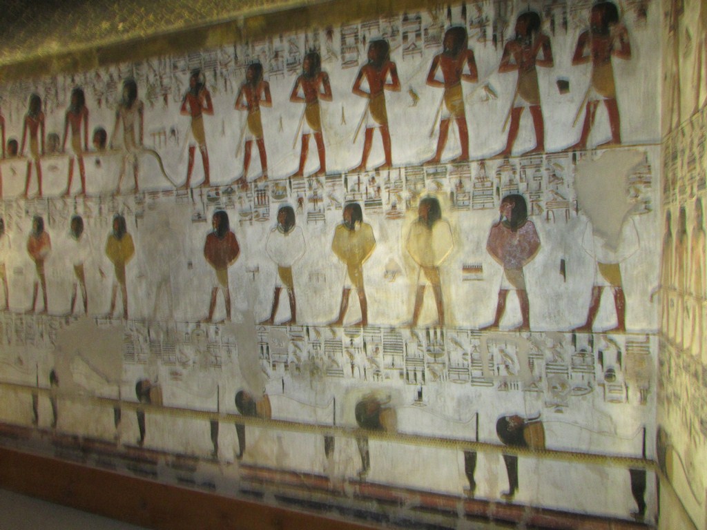    جانب من اضاءة المقابر الفرعونية