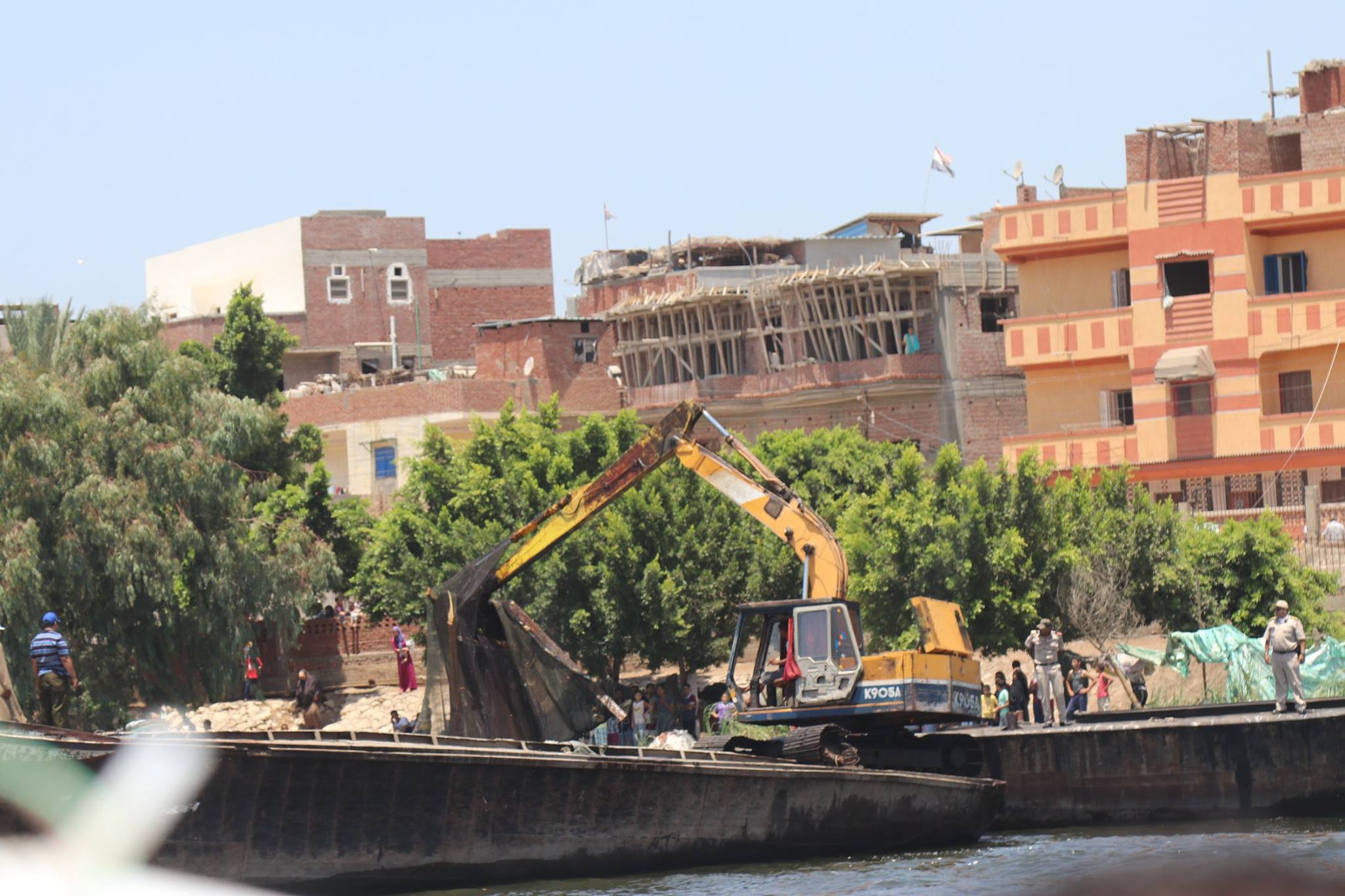 5- جانب من ازالة الاقفاص من نهر النيل بفوه