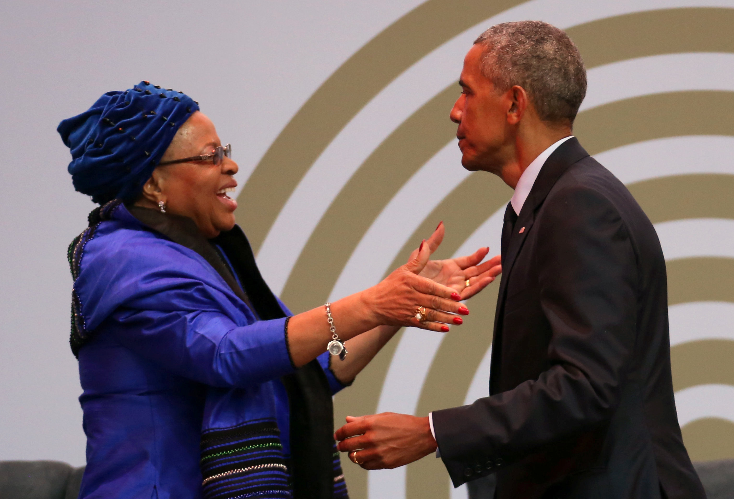ترحيب زوجة رئيس جنوب أفريقيا بأوباما 