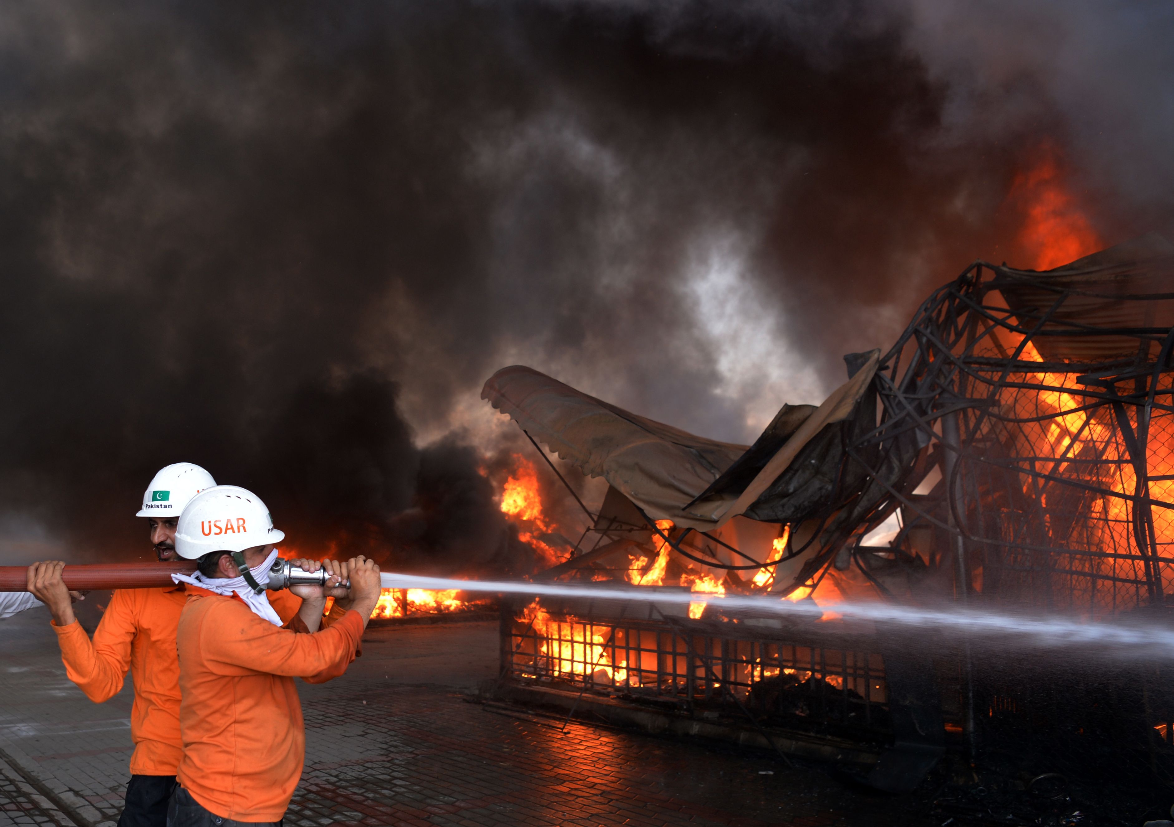 حريق هائل يلتهم أكثر من 100 محل بسوق فى باكستان