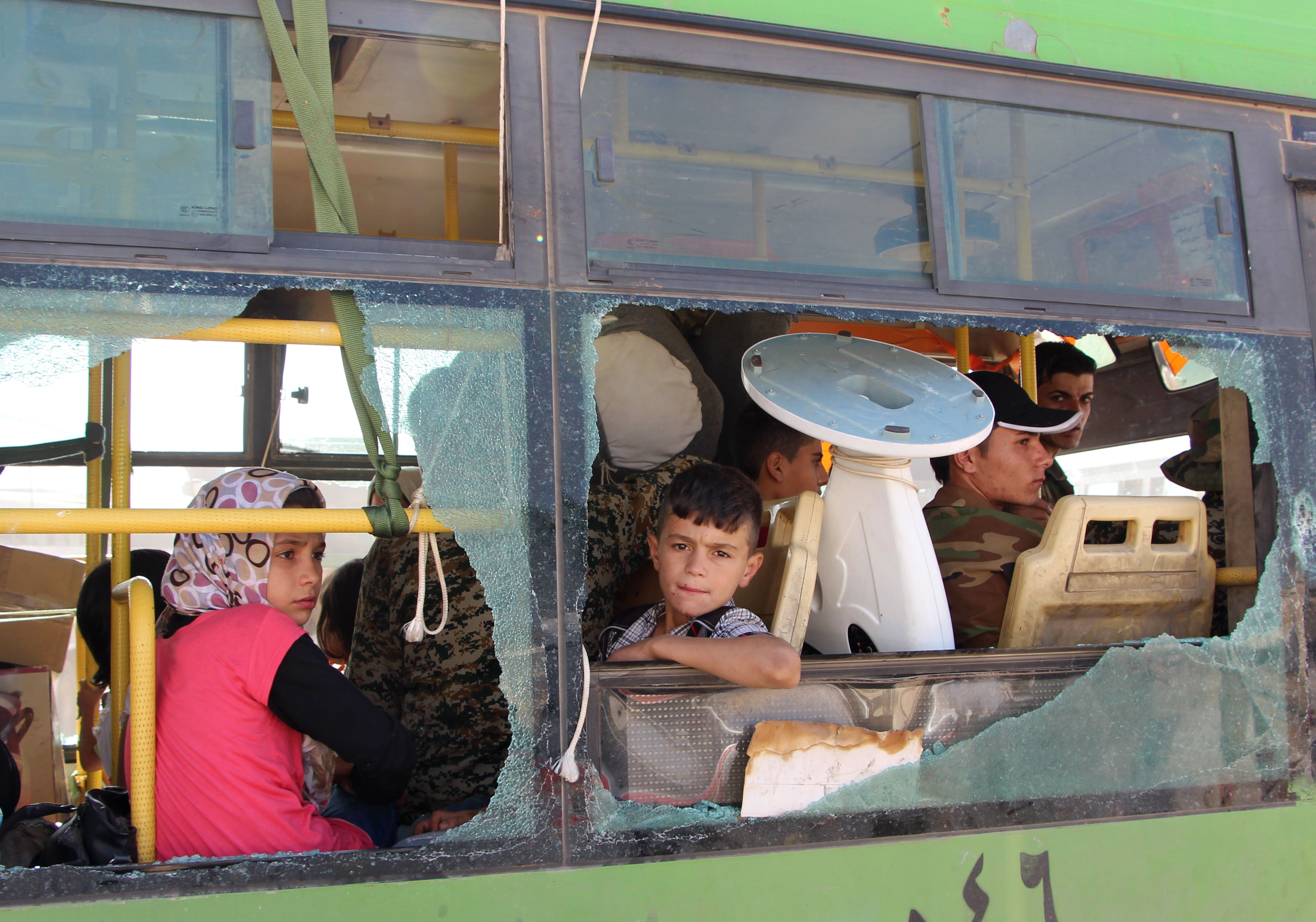 الأطفال ينظرون من الباص