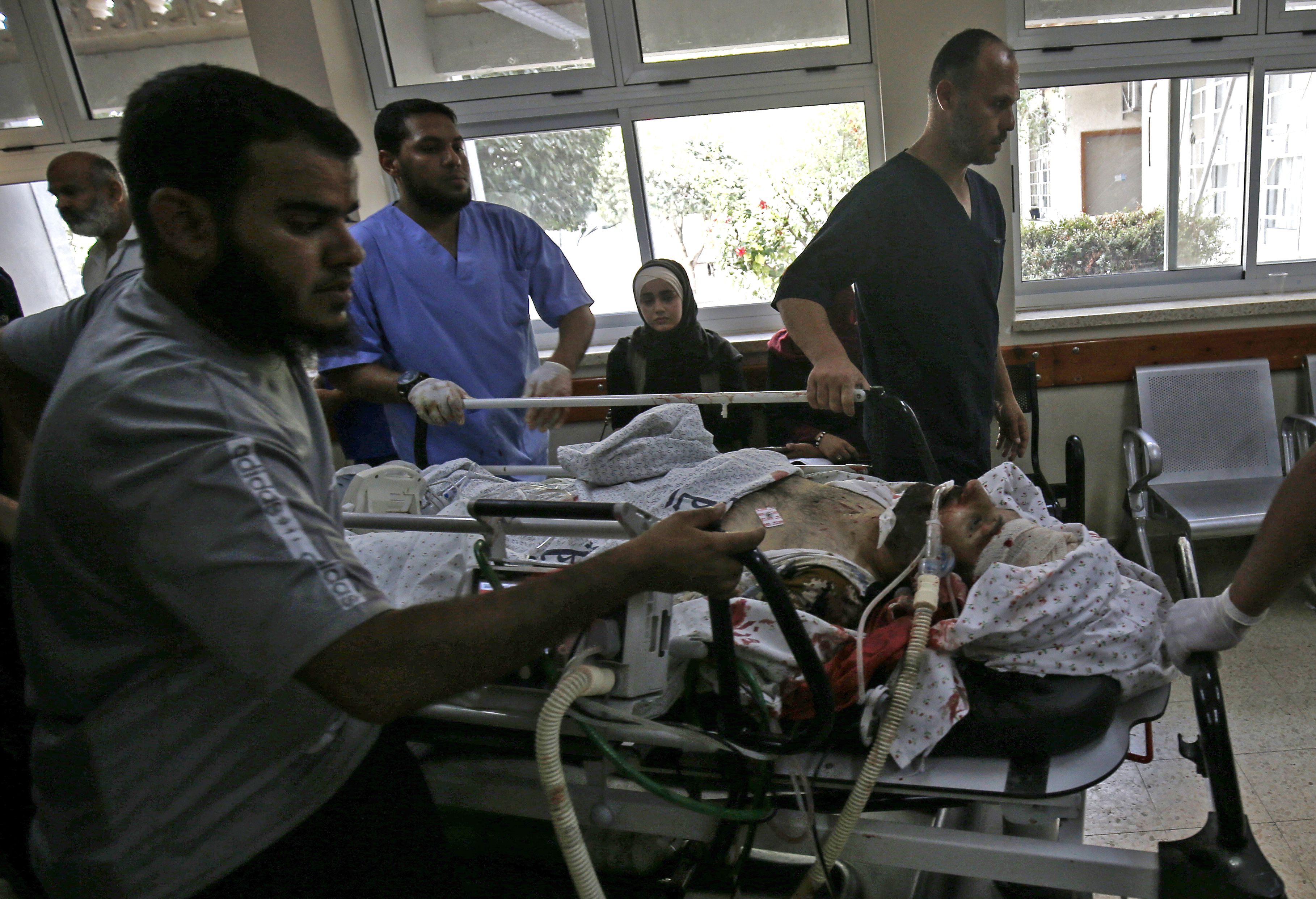 جريح فلسطيني إلى مستشفى خان يونس