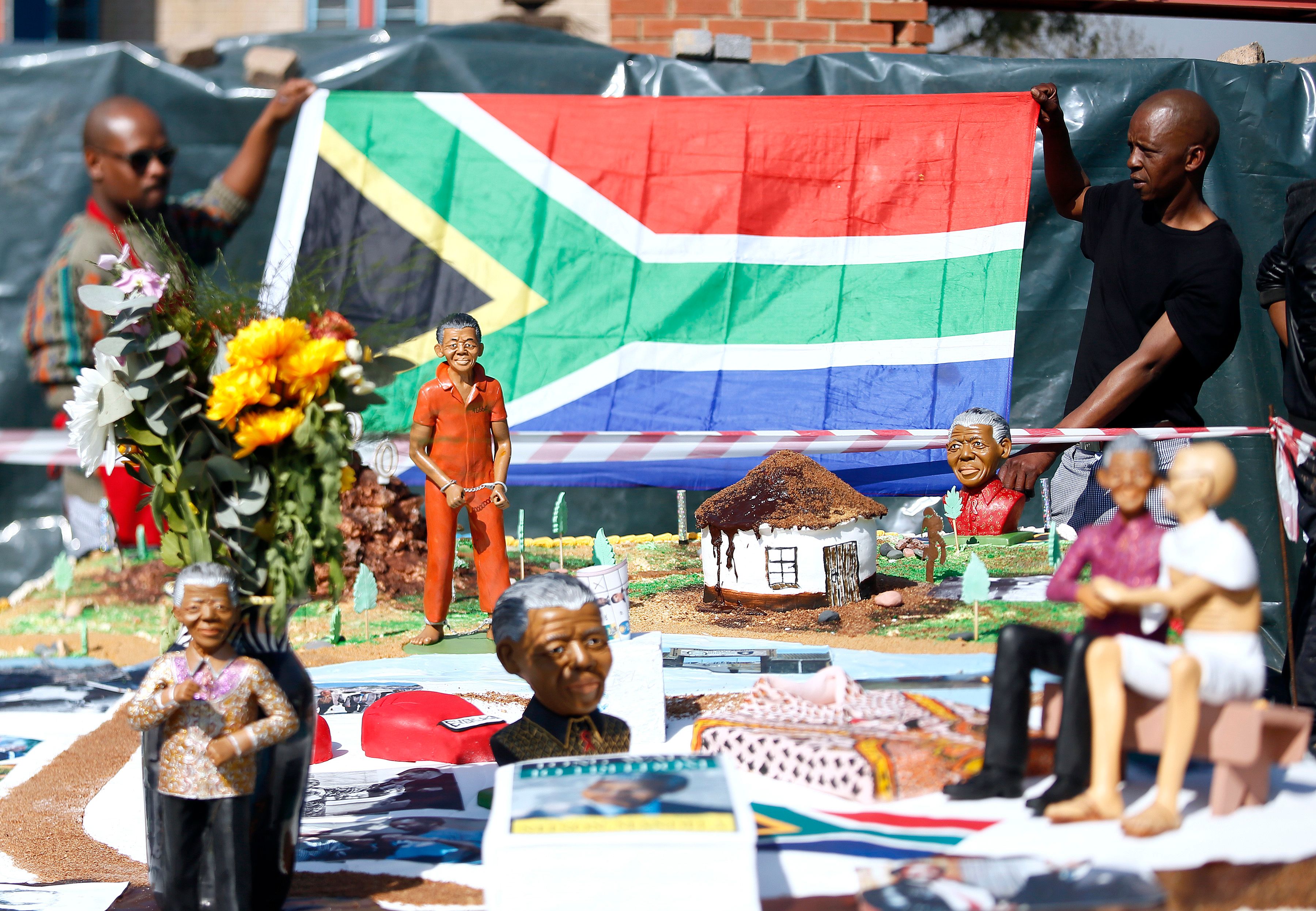 علم جنوب أفريقيا مع دمية لمنديلا