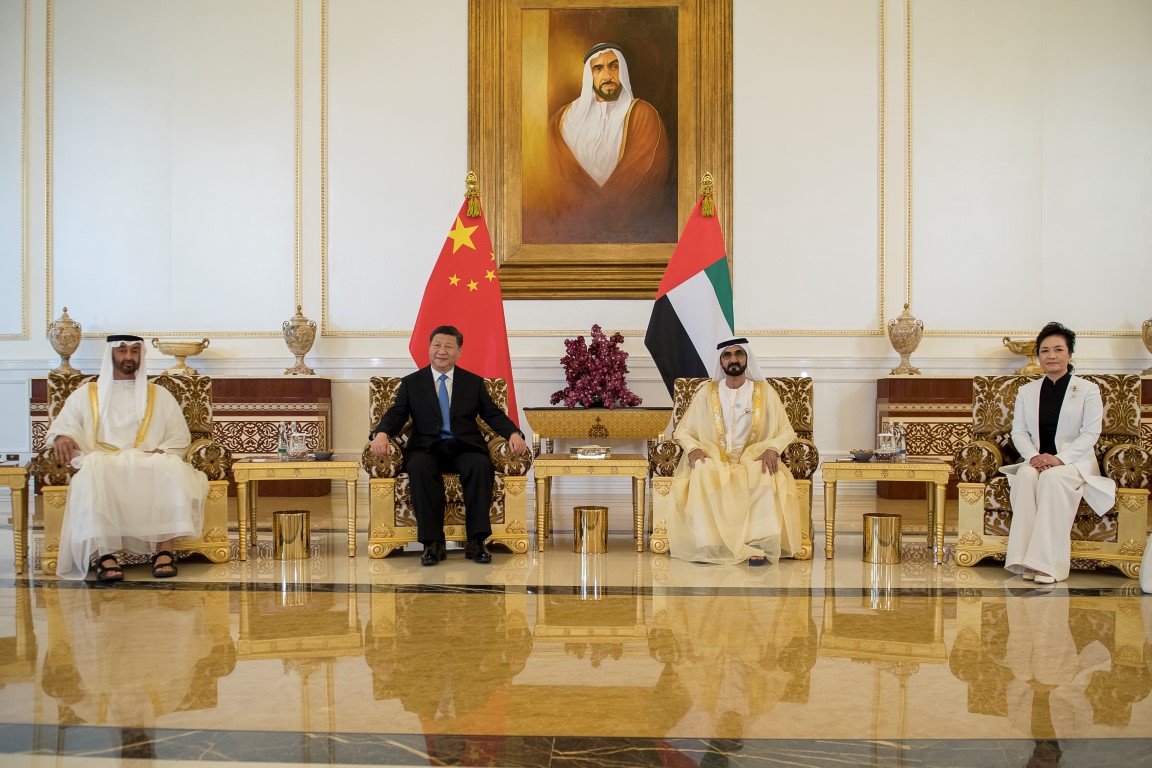 القيادات الإماراتية في استقبال الرئيس الصيني وزوجته
