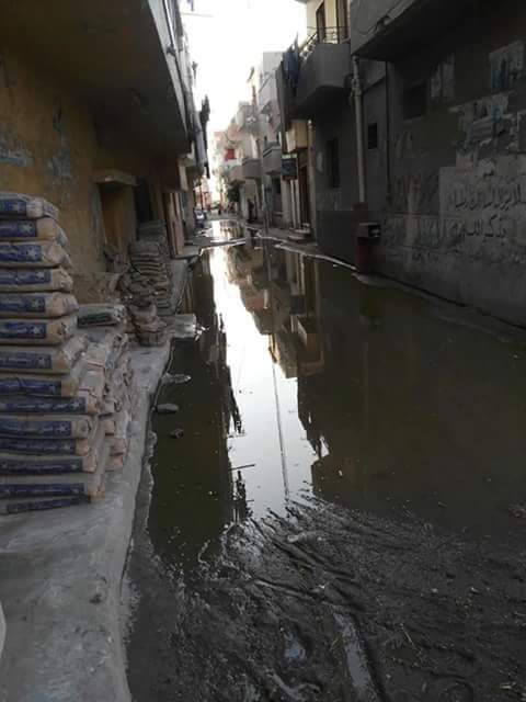 مياة الصرف الصحي تغرق شوارع القرية (4)