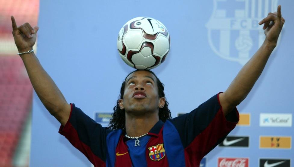 رونالدينيو خلال مراسم تقديمه لاعباً فى برشلونة عام 2003