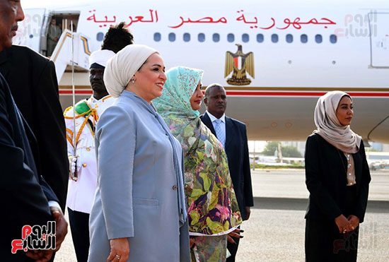 صور الرئيس السيسي يبدأ زيارة رسمية للسودان لمدة يومين (6)