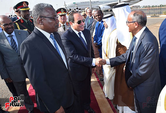 صور الرئيس السيسي يبدأ زيارة رسمية للسودان لمدة يومين (4)