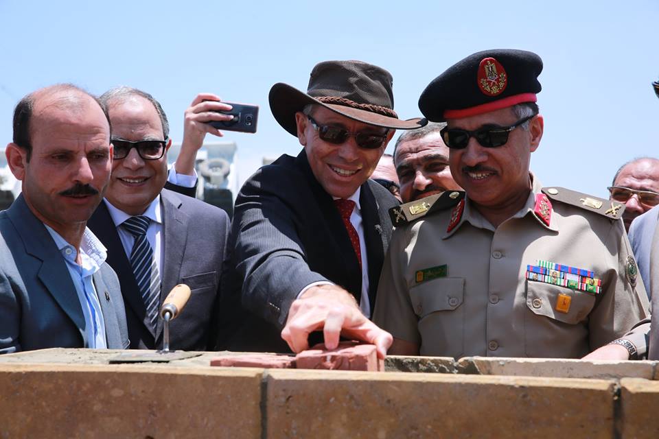 سفير استراليا يضع حجر الأساس لمصنع الرمال