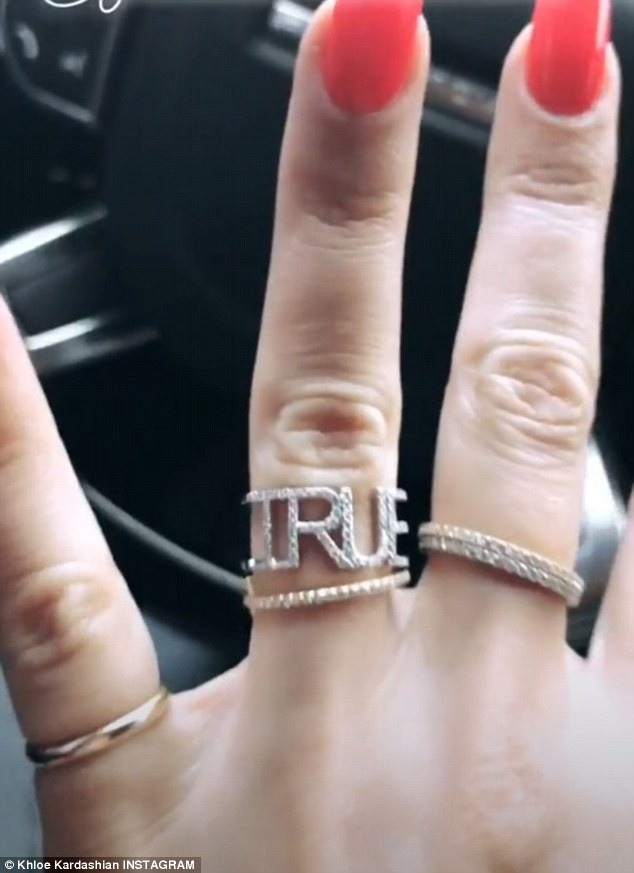 كلو كاردشيان تكشف عن ارتدائها خاتم من الماس يحمل اسم ابنتها
