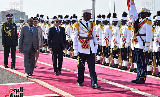 صور الرئيس السيسي يبدأ زيارة رسمية للسودان لمدة يومين (1)