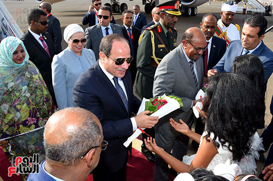 صور الرئيس السيسي يبدأ زيارة رسمية للسودان لمدة يومين (2)