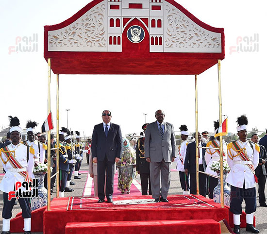 صور الرئيس السيسي يبدأ زيارة رسمية للسودان لمدة يومين (7)