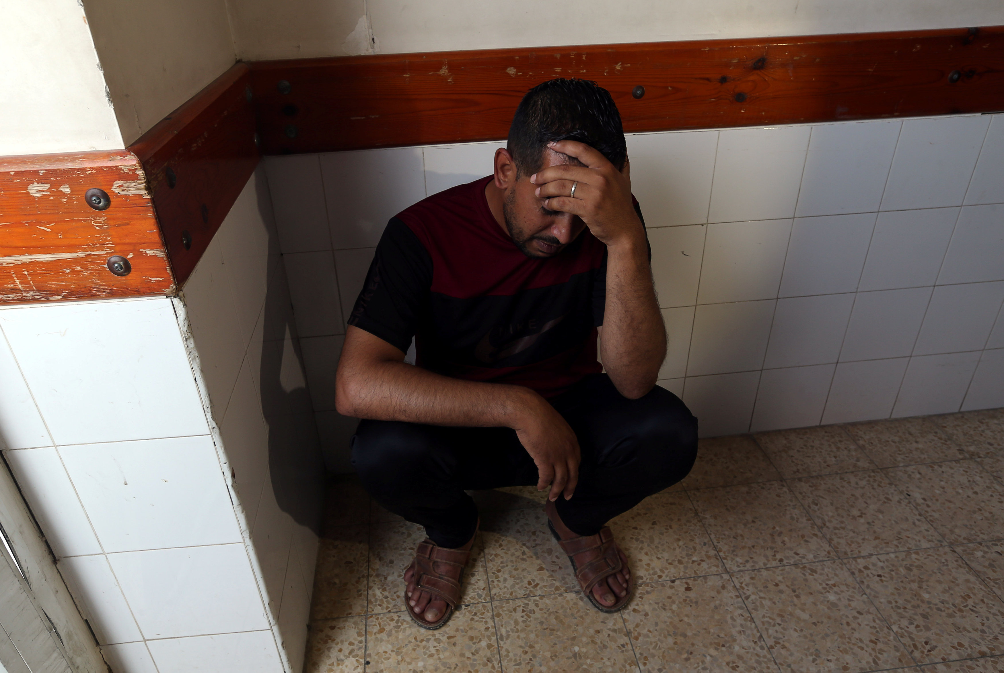 أقارب أحد ضحايا القصف على غزة