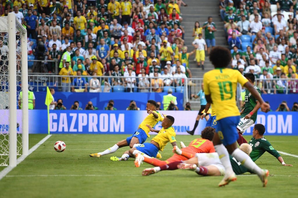 نيمار خلال تسجيل الهدف الأول للبرازيل