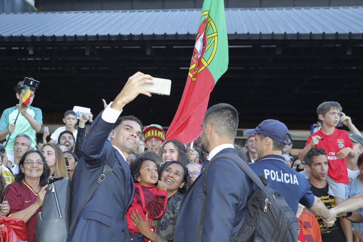 استقبال الجماهير لنجوم المنتخب البرتغالى (4)