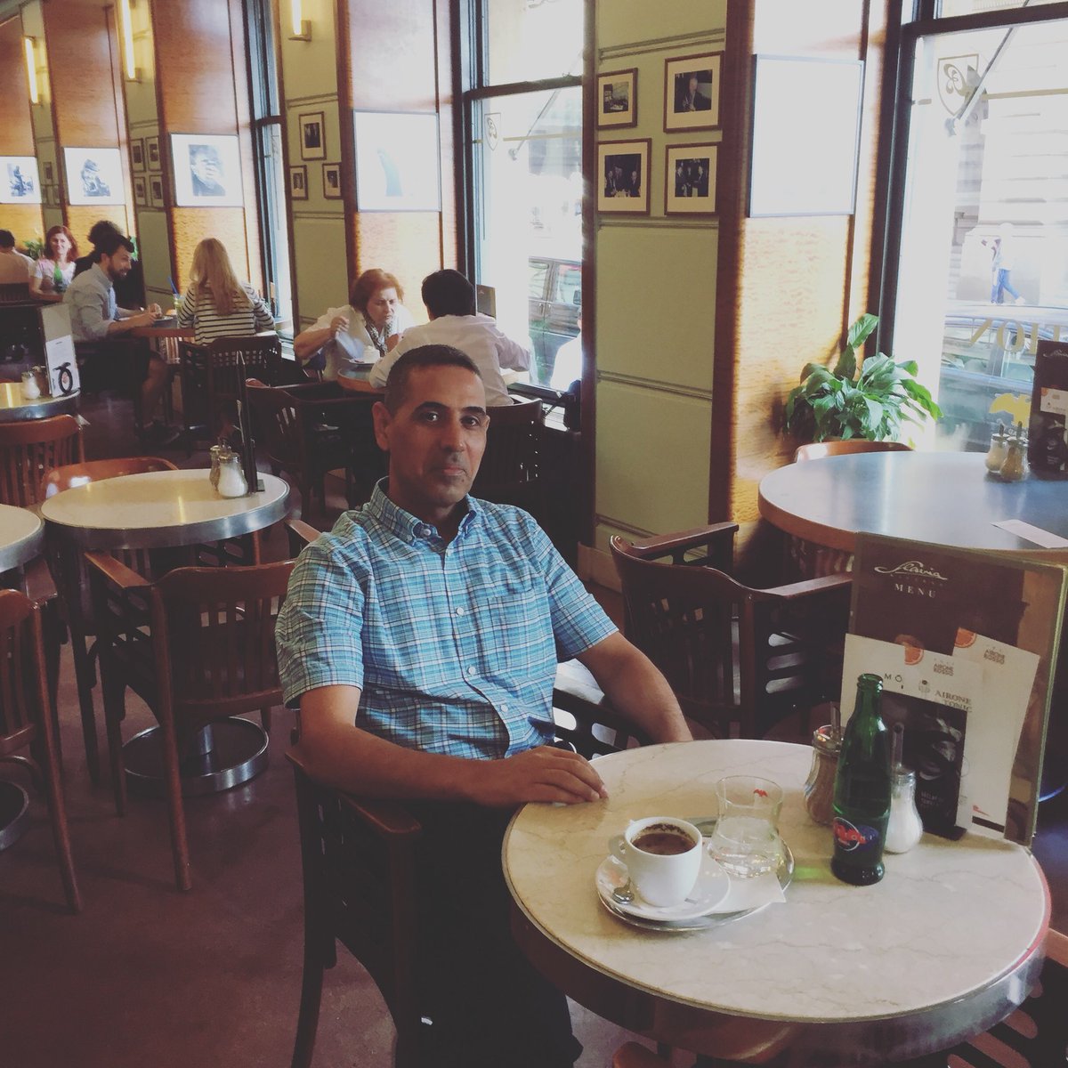 هزبر محمود فى مقهى سلافيا فى براغ حيث كان الجواهري يقضي معظم أوقاته