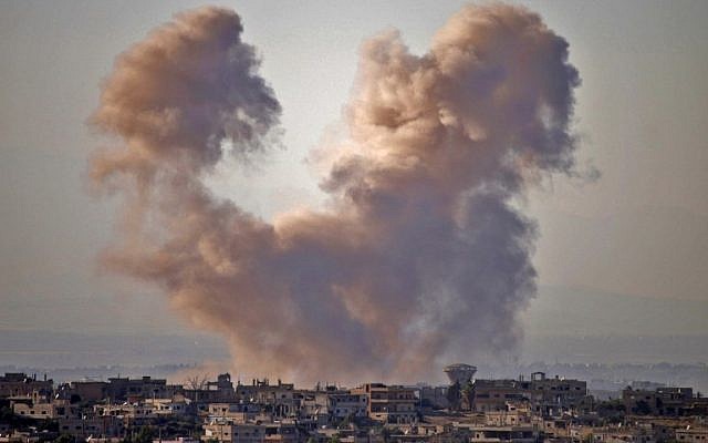 الدخان يتصاعد فوق مناطق خاضعة لسيطرة المعارضة فى مدينة درعا