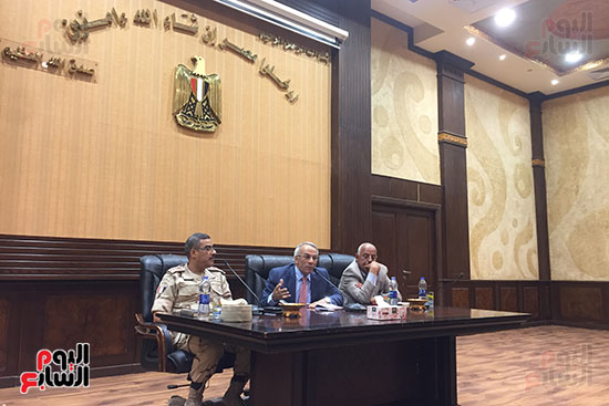 محافظ شمال سيناء يستمع لشكاوى أهالى العريش فى مؤتمر شعبى (8)