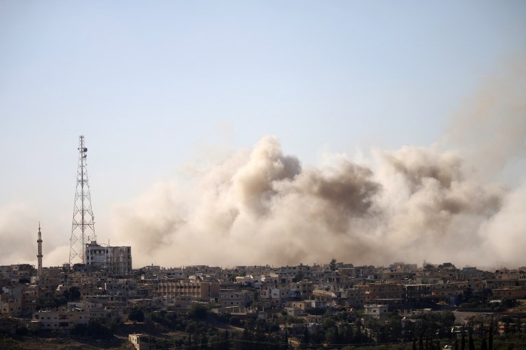 دخان يتصاعد فوق مناطق خاضعة لسيطرة المعارضة السورية في مدينة درعا،