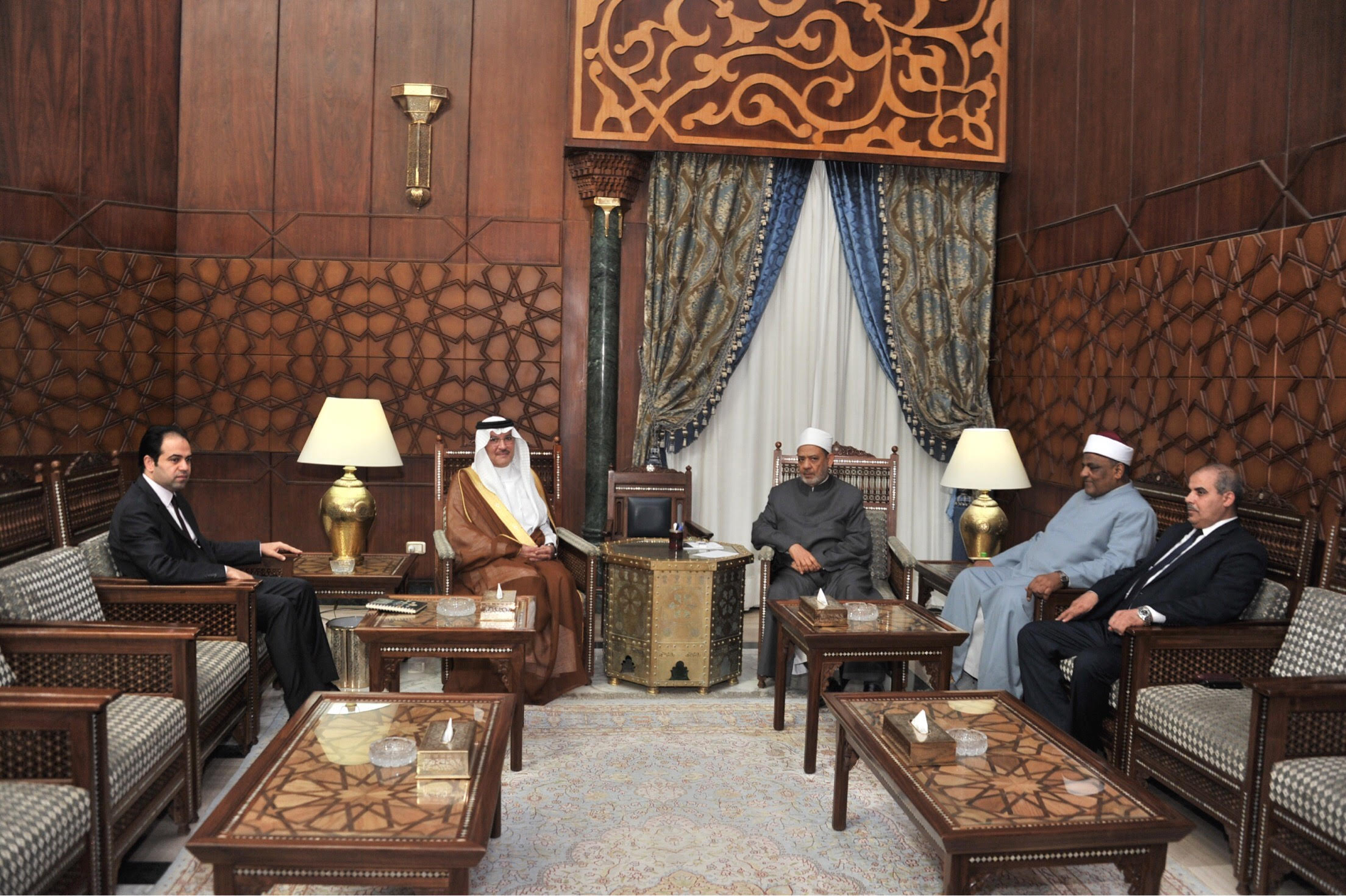 جانب من لقاء السفير السعودى وشيخ الأزهر جانب من لقاء السفير السعودى وشيخ الأزهر
