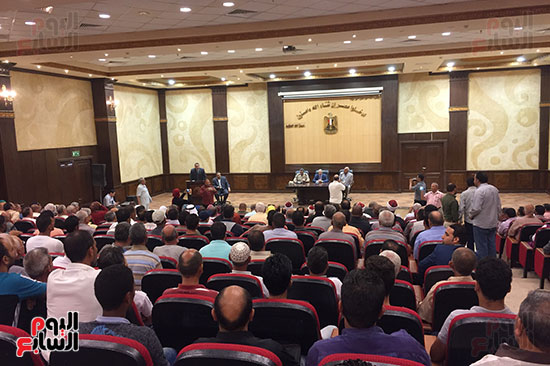 محافظ شمال سيناء يستمع لشكاوى أهالى العريش فى مؤتمر شعبى (4)
