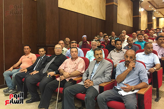 محافظ شمال سيناء يستمع لشكاوى أهالى العريش فى مؤتمر شعبى (5)