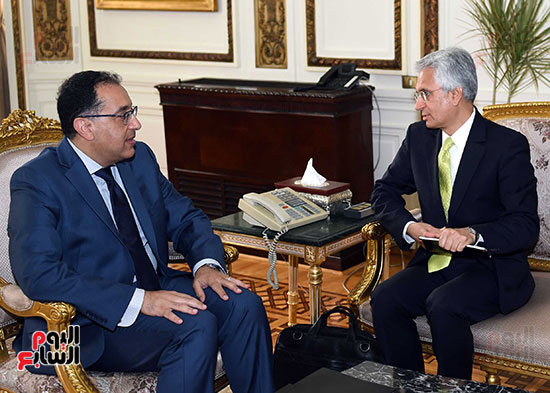 مصطفى مدبولى رئيس الوزراء يلتقى أحد مسئولى البنك الدولى (1)