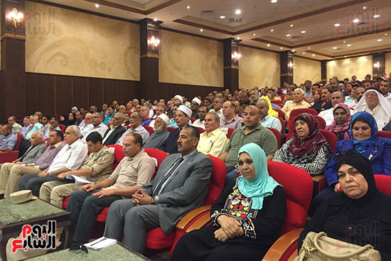 محافظ شمال سيناء يستمع لشكاوى أهالى العريش فى مؤتمر شعبى (3)