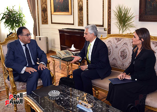 مصطفى مدبولى رئيس الوزراء يلتقى أحد مسئولى البنك الدولى (3)