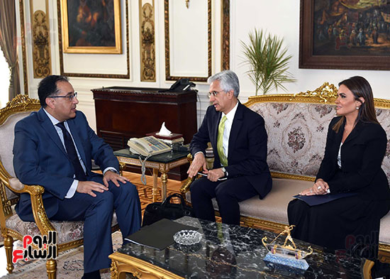 مصطفى مدبولى رئيس الوزراء يلتقى أحد مسئولى البنك الدولى (2)