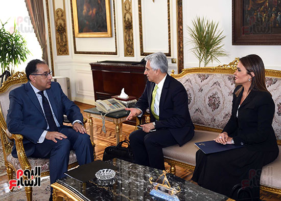 مصطفى مدبولى رئيس الوزراء يلتقى أحد مسئولى البنك الدولى (4)