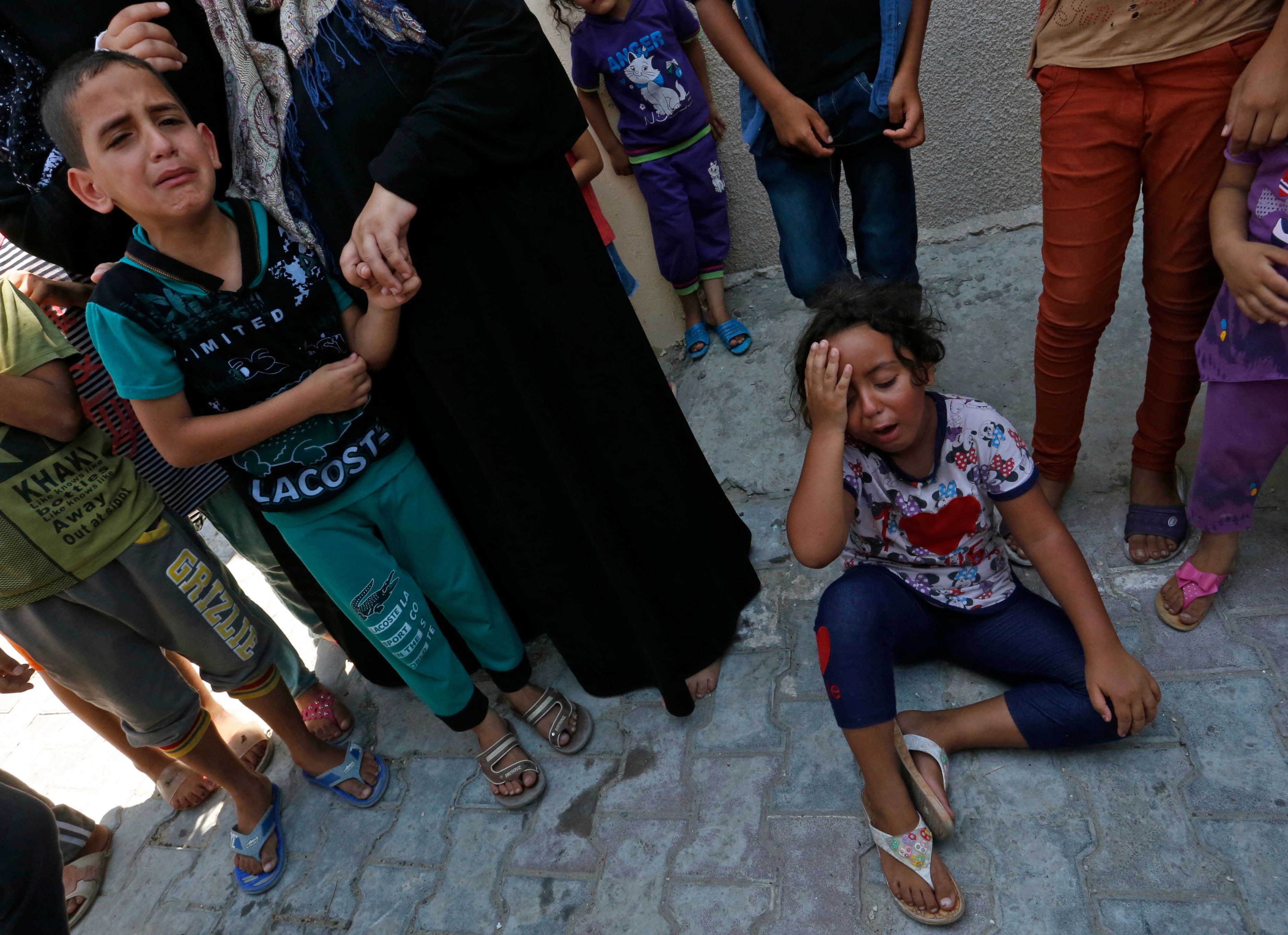 طفلة تبكى على الشهيد الفلسطينى