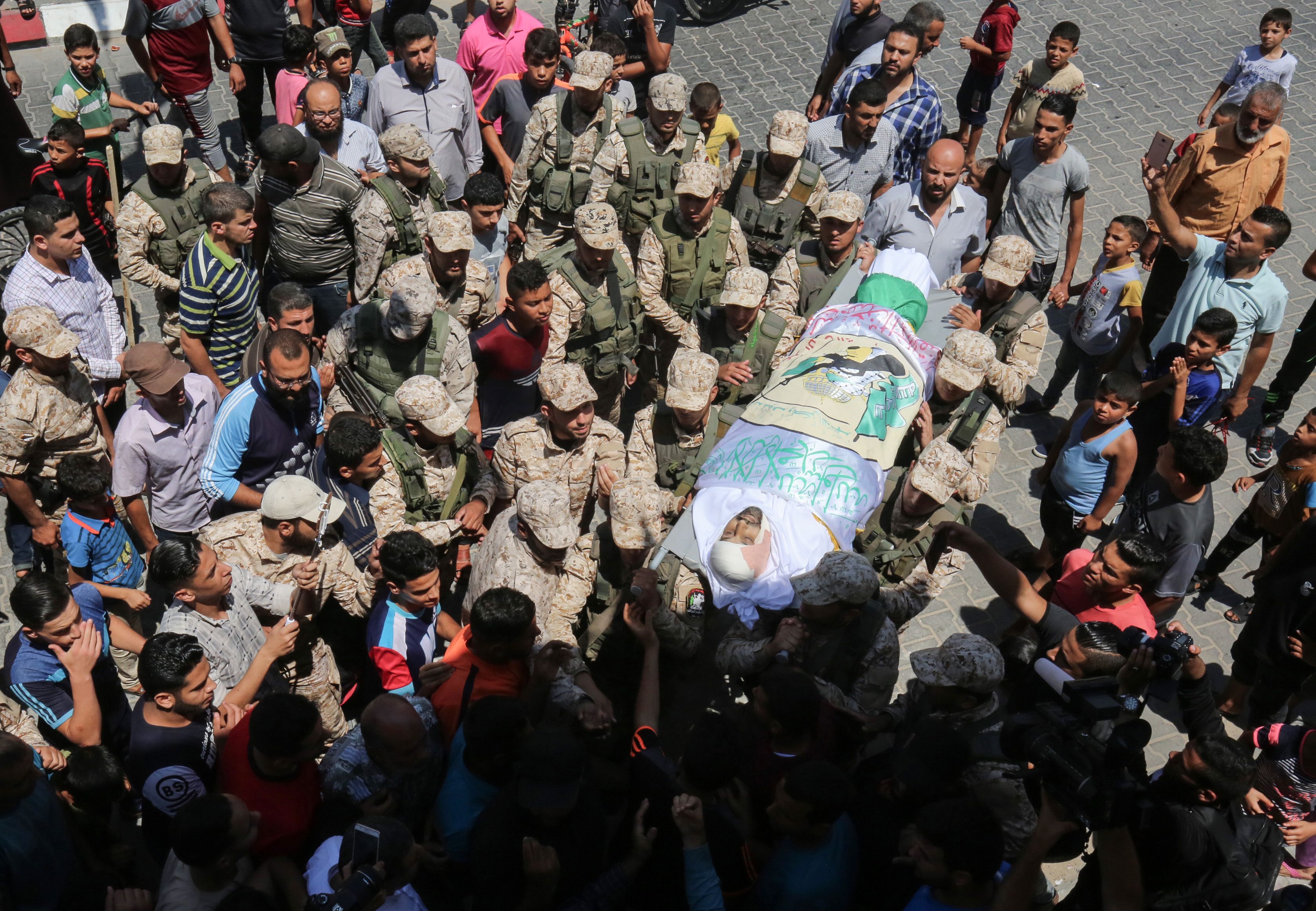 تشييع جثمان شاب فلسطينى استشهد فى قصف إسرائيلى على غزة