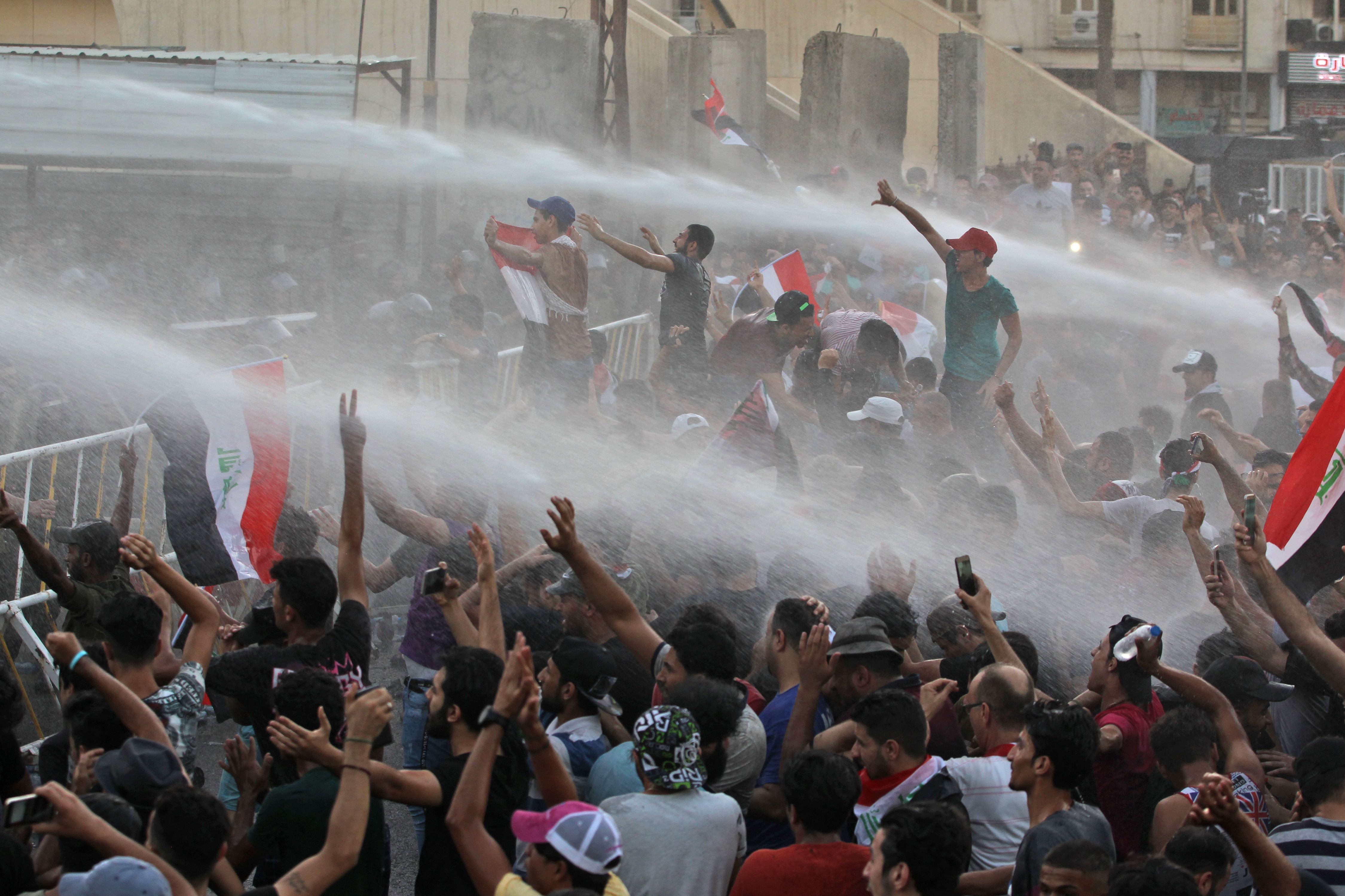 إطلاق المياه على المتظاهرين