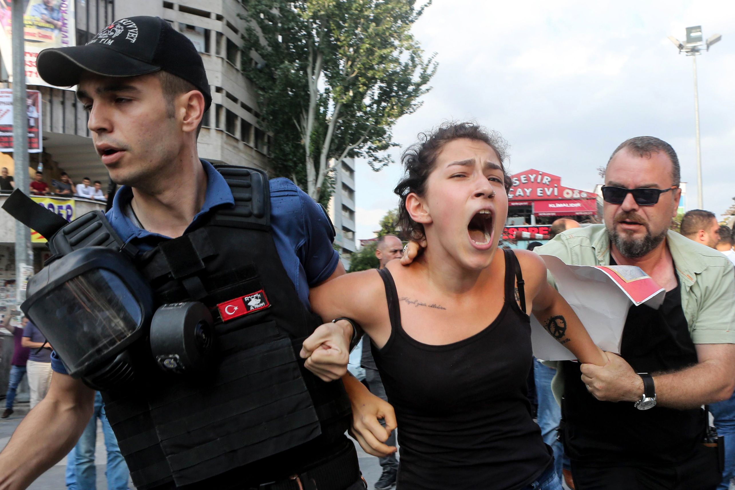 اعتقال شابة مشاركة في المظاهرات