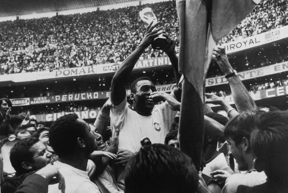 بيليه يرفع كأس العالم 1970