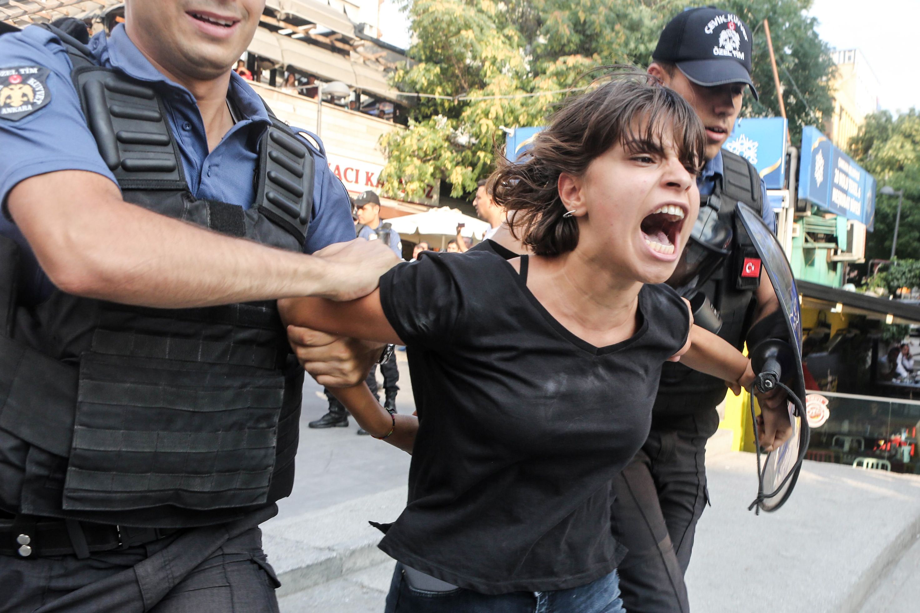 الشرطة التركية تعتقل فتاة