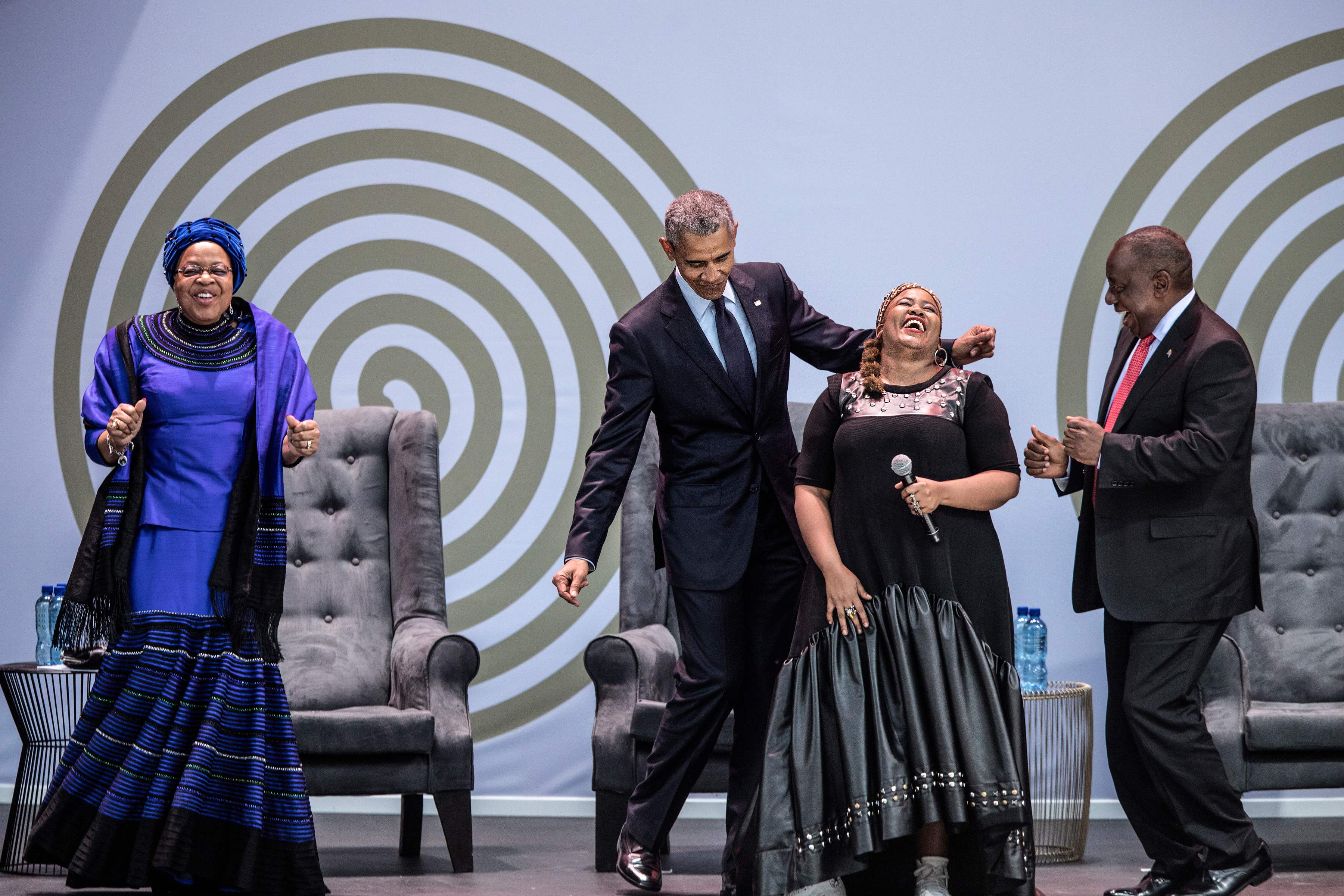 أوباما يرقص خلال الاحتفال بمرور 100 عام على ميلاد مانديلا