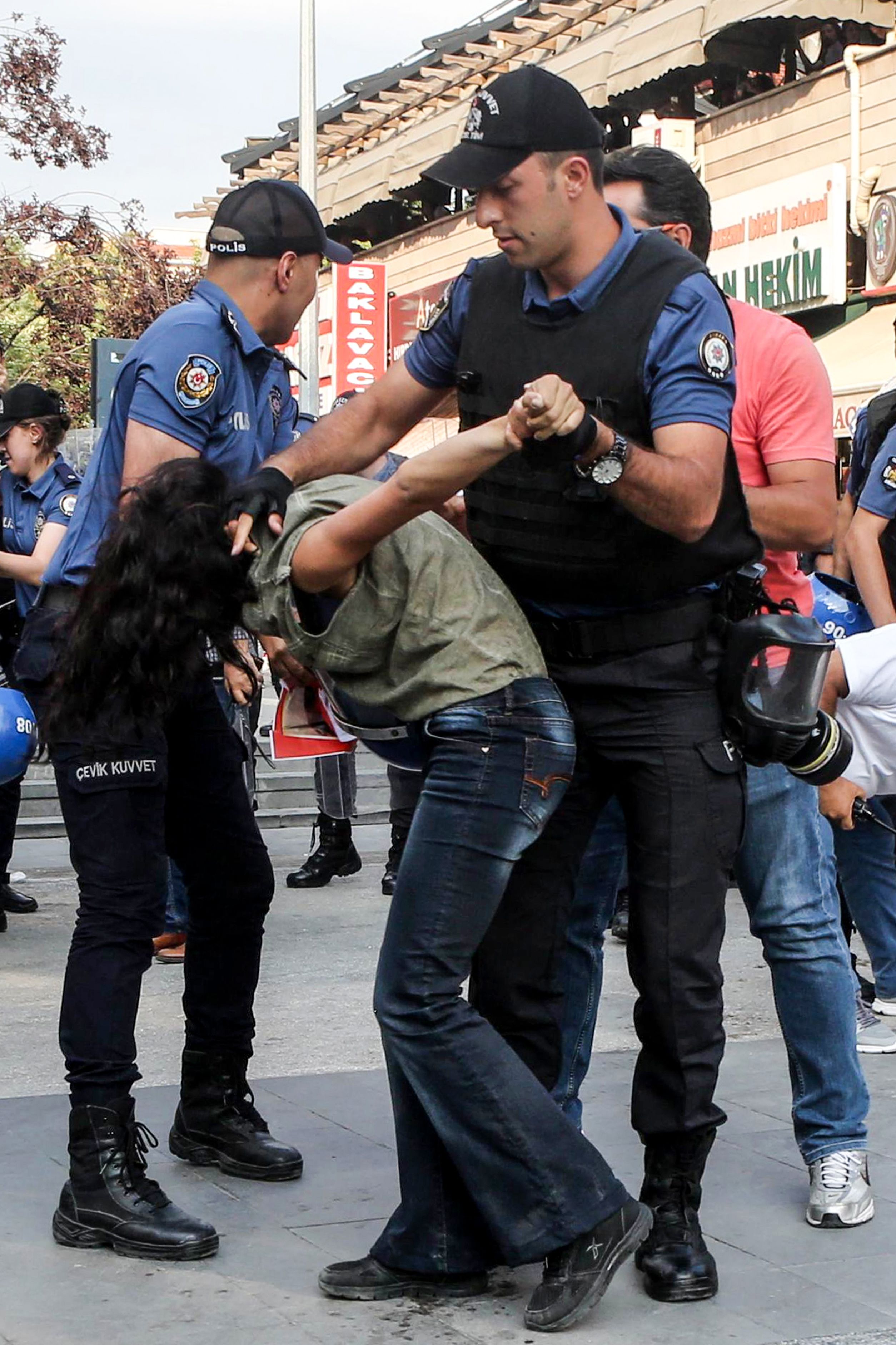 الشرطة التركية تضرب فتاة