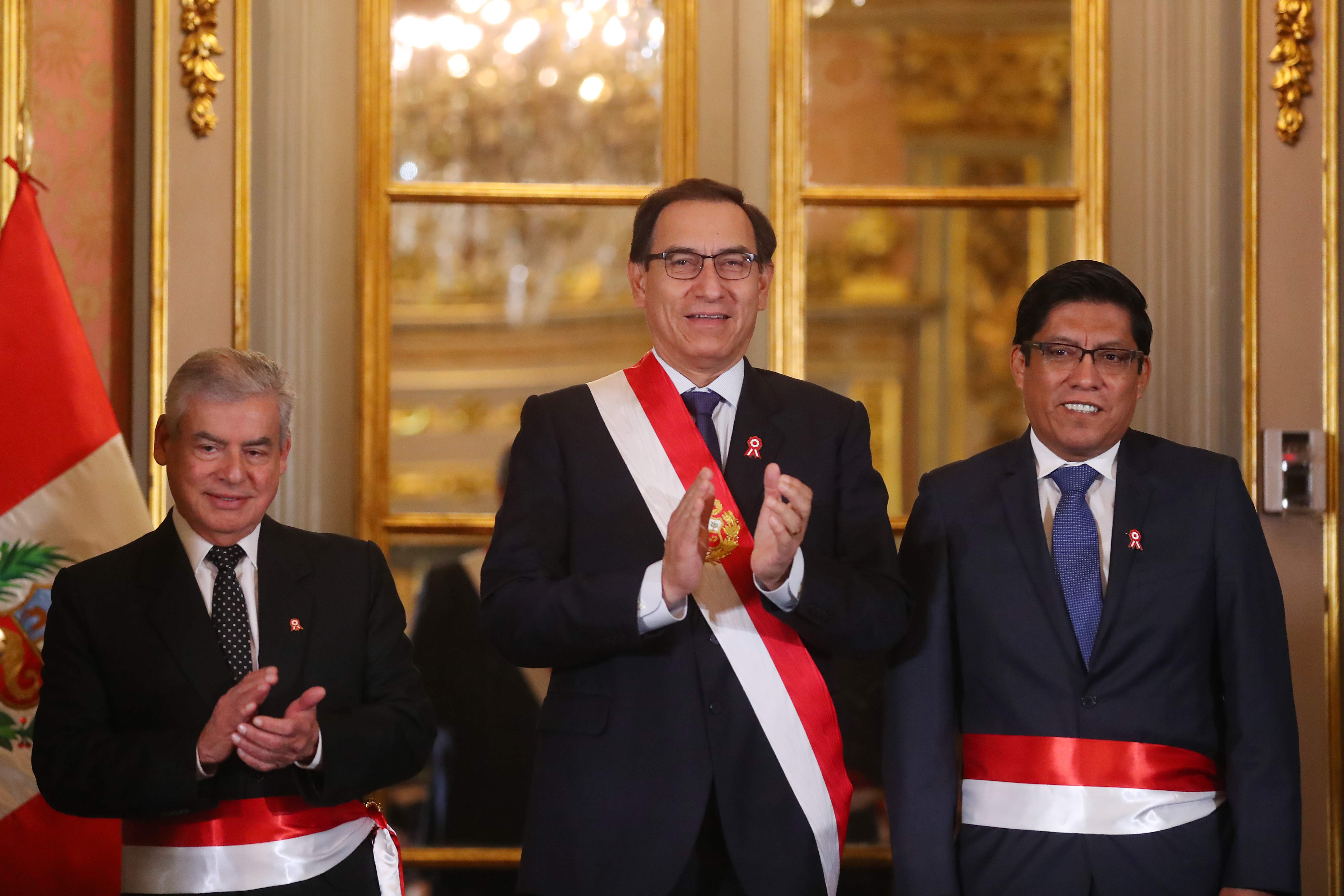 رئيس بيرو مارتن فيزكارّا  مع وزير العدل الجديد