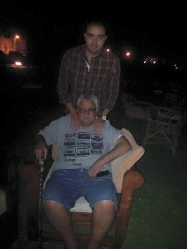 المريض مع نجليه المريض مع نجليه